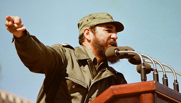 “La mayor lección que le brinda Fidel a los luchadores de América Latina actual es lo que pensó y lo que hizo entre 1953 y 1962”, dice Martínez Heredia. En la imagen, Fidel en 1976, durante el discurso en el acto de masas en honor al General Omar Torrijos, Jefe de Gobierno de la República de Panamá, efectuado en la Ciudad Escolar “26 de Julio”, en Santiago de Cuba. Foto tomada de Fidel Soldado de las Ideas.