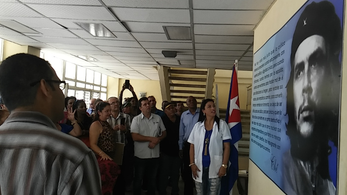 El momento sirvió además para develar tres cuadros en conmemoración a la fecha de inauguración del centro, la cual contó con la visita de Fidel Castro.