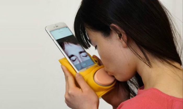 Nuevo invento para besar a larga distancia