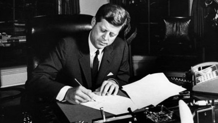 La Orden Ejecutiva Presidencial No. 3447 proclamaba el “embargo” sobre el comercio entre los Estados Unidos y Cuba, el cual debía hacerse efectivo a las 12:01 a.m del 7 de febrero de 1962. Foto: White House/ Archivo.