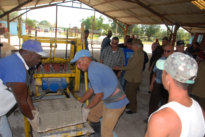 La producción local de materiales de construcción se encuentra dentro de los programas para mejorar las inversiones locales.