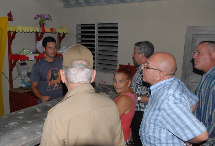 De noche la comitiva visitó la  comunidad Jaronú y recorrió unidades de servicios comerciales y de salud.