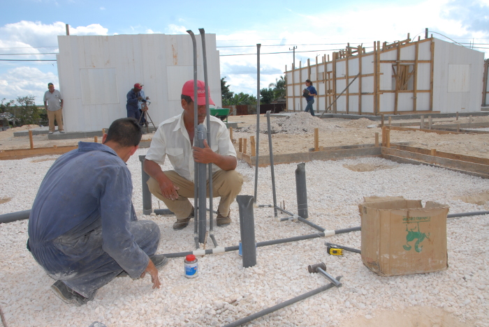 Un alto en Nuevitas para visitar el asentamiento en construcción de Petrocasa.