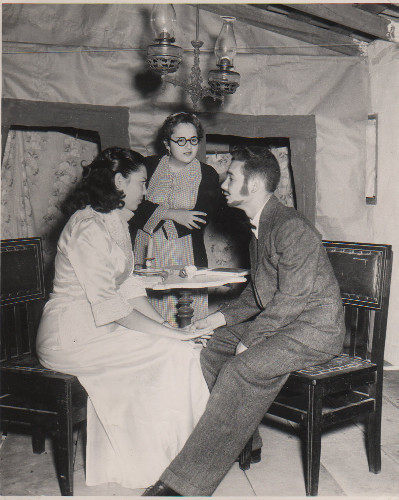 Esta foto es de la puesta de La Sonámbula, la primera obra de teatro de Alma Flor. Ella la protagoniza junto a Severo Sarduy, amigo y compañero del Bachillerato. La pieza critica la educación recibida que enfatizaba en la memorización y limitaba la creación y el diálogo.Foto: Archivo de la entrevistada