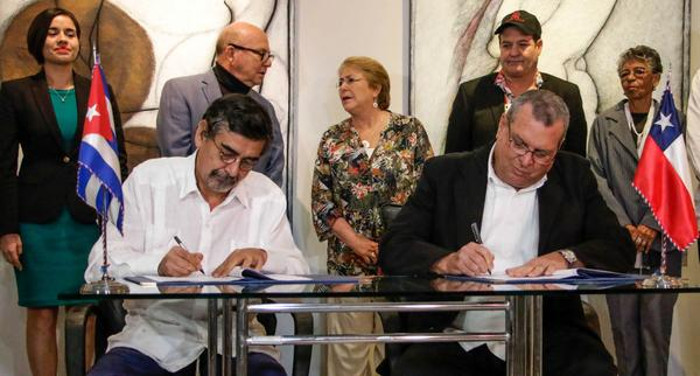 Roberto Smith, Presidente del Instituto Cubano de Cine e Industrias Cinematográficas (ICAIC), y Ricardo Herrera, Embajador de Chile en Cuba, firman convenio en el ámbito audiovisual, en la sede de la Unión Nacional de Escritores y Artistas de Cuba. Foto: Abel Padrón Padilla/ ACN Cuba y Chile firman convenio de cooperación en ámbito audiovisual