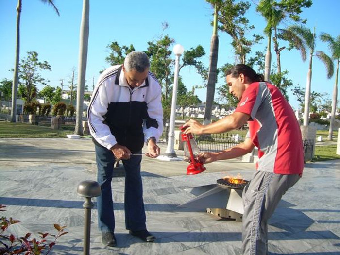 El fuego obtenido por el combatiente de la lucha clandestina Lesly Tamayo, en la llama eterna del Mausoleo erigido al Apóstol en el Cementerio de Santa Ifigenia, prendió los faroles similares a los usados en la Campaña de Alfabetización, uno de los cuales estaba en las manos de Amaury Hechavarria, Presidente del Consejo Nacional Jóvenes Plaza Martiana. Foto: Tomada de www.radiorebelde.cu   La llama que recorre Cuba llega este sábado a Camagüey