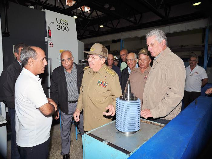 Durante el recorrido por la empresa, Raúl dialogó con trabajadores y directivos sobre las producciones que allí realizan. Foto: Estudios Revolución