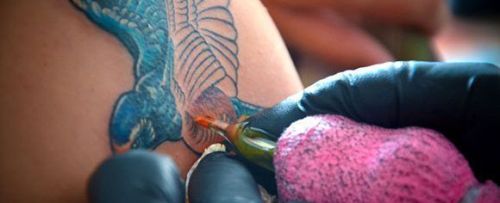 Si va a tatuarse sepa que…