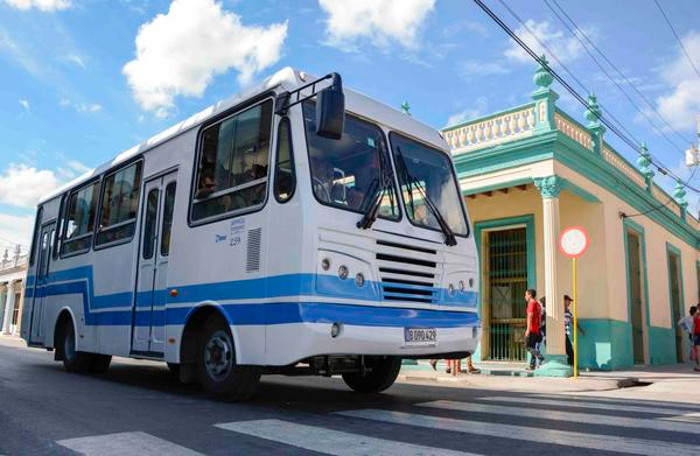 Ómnibus Diana de dos puertas, ensamblados en la Fábrica Evelio Prieto (Caisa), del municipio artemiseño de Guanajay, refuerzan el transporte urbano en la ciudad de Camagüey.  Foto: Yaciel Peña de la Peña/ ACN Nuevos ómnibus reforzarán servicio urbano en Camagüey