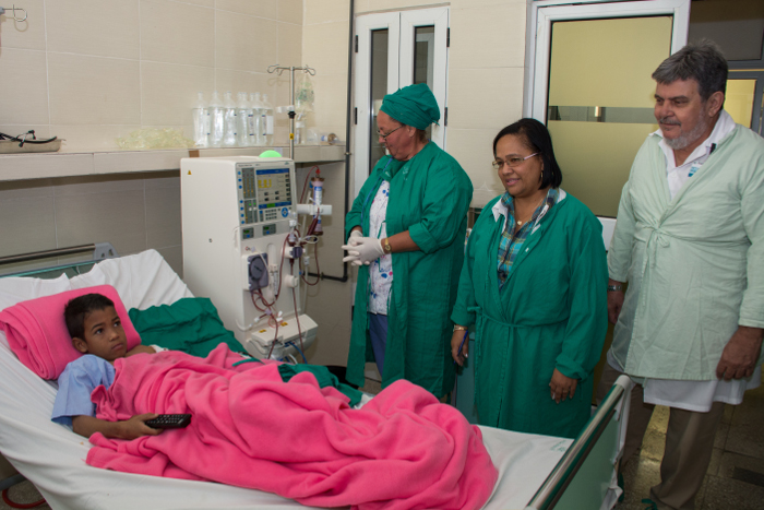 Yan Carlos recibía el pase de visita de rutina de médicos y enfermera. Cada sesión de hemodiálisis cuesta unos 300 dólares al país y son tres a la semana durante meses o años, en dependencia del tiempo de tratamiento.Fotos: Leandro Pérez Pérez/Adelante Inaugurada Sala de Hemodiálisis en Hospital Pediátrico de Camagüey