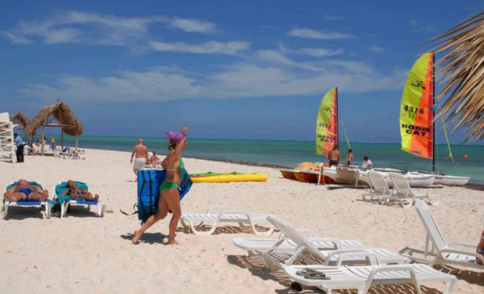 La playa Santa Lucía es una de las opciones preferidas por los vacacionistas que visitan la provincia de Camagüey. Foto: Rodolfo Blanco Cué/ ACN Rehabilitan cuatro mil metros de playa arenosa en Camagüey