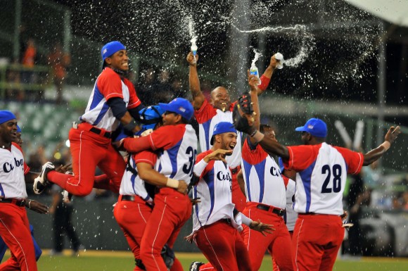 Los Vegueros de Pinar del Río, guiados por Alfonso Urquiola, se coronaron en la Serie del 2015, última victoria cubana hasta hoy en la historia de esas lides.Foto: Ricardo López Hevia/Cubadebate