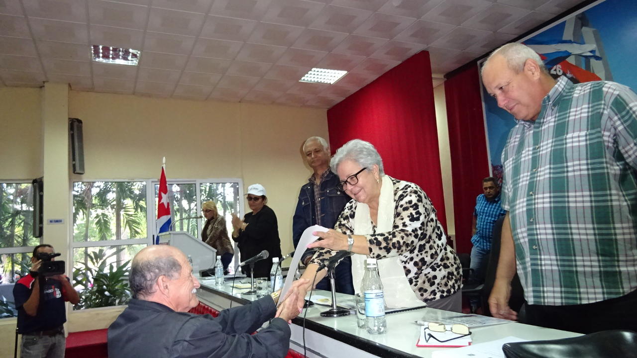 Momentos en que el auditor Orlando Cardoso Moreno recibe un reconocimiento por su trabajo destacado. Foto del autor