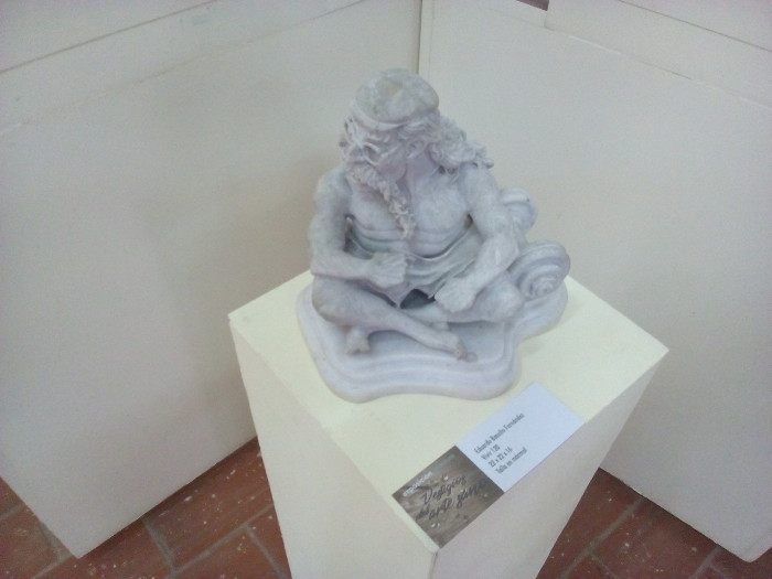 La escultura en mármol Vivir 120 pertenece a Eduardo Basulto Fernández, uno de los jóvenes presentes en la exposición.