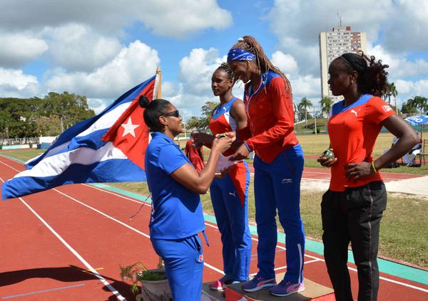 Yipsy Moreno, gloria del deporte cubano, durante la premiación del salto con pértiga femenino.
