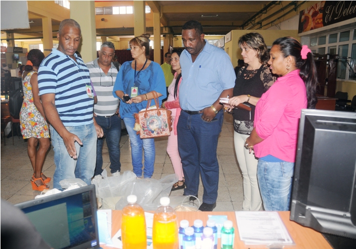 El primer secretario del Partido Comunista de Cuba en el municipio Camagüey y la presidenta del Gobierno recorrieron la muestra.