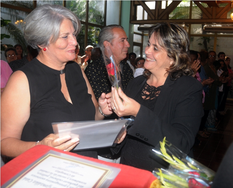 Irma Horta , directora por diez años del sector de la Cultura, recibió de manos de Liseette Bouza, presidenta del Gobierno en el municipio, el Diploma de la Ciudad.