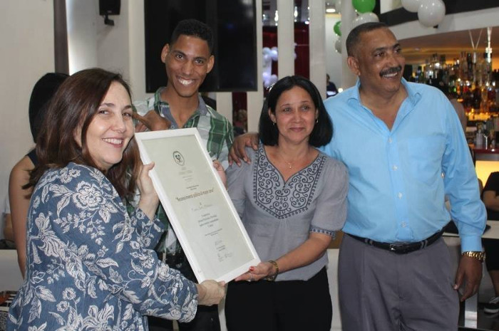 El matrimonio camagüeyano junto a sus hijos y Mariela Castro Espín. Foto: Cenesex/ Facebook Premio al amor de una familia camagüeyana
