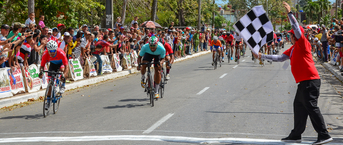 Freddy Buergos llega primero a Camagüey