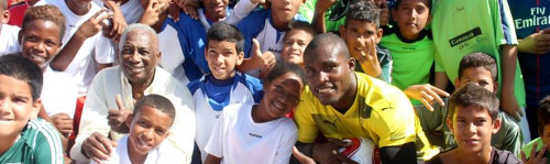 Julio César La Cruz enseña fútbol en los barrios