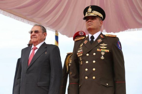 Raul Castro arrives in Venezuela