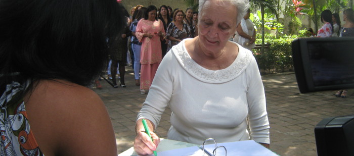 Féminas camagüeyanas suscriben Libro de Honor