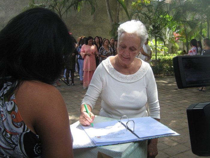 Féminas camagüeyanas suscriben Libro de Honor