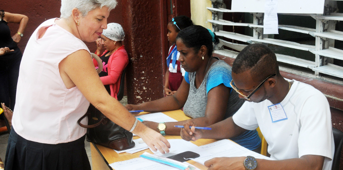 Jóvenes cubanos con activa participación en proceso electoral