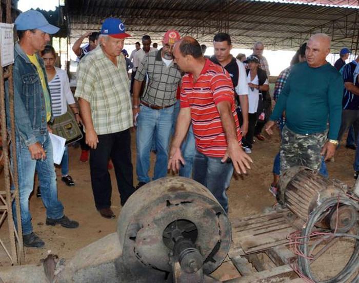 Tapia Fonseca , durante un recorrido por instalaciones para la fabricación de materiales de la construcción .