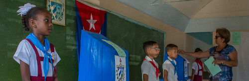 Niños pioneros, custodian urnas electorales en Cuba