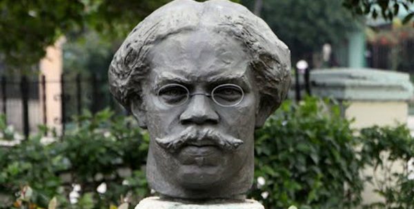 Busto de Juan Gualberto, emplazado a la entrada de la sede de la UPEC en La Habana.