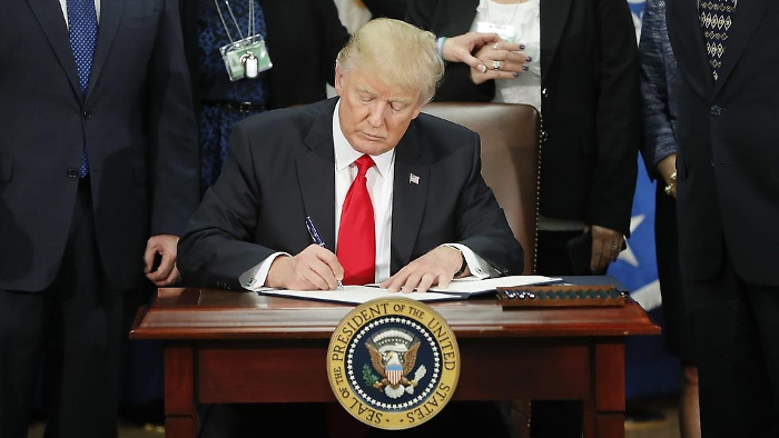 Foto: Tomada de www.aporrea.org Trump cambió postura y firmó plan de gastos del gobierno de EE.UU.