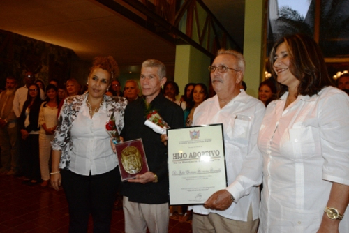 Replica of the Coat of Arms of Camagüey and condition of adoptive son for eminent Cuban researchers