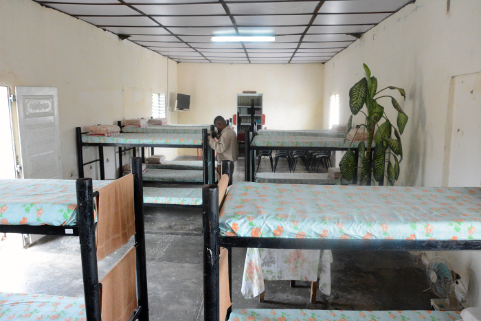 Dormitorio con buenas condiciones y televisor de pantalla plana.