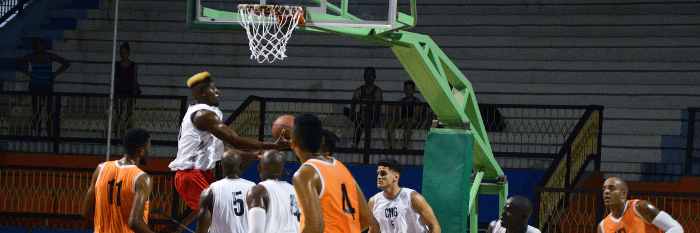 Los Tigres luchan frente al espejo