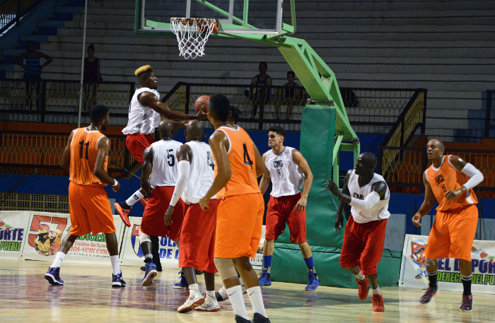 Los Tigres luchan frente al espejo