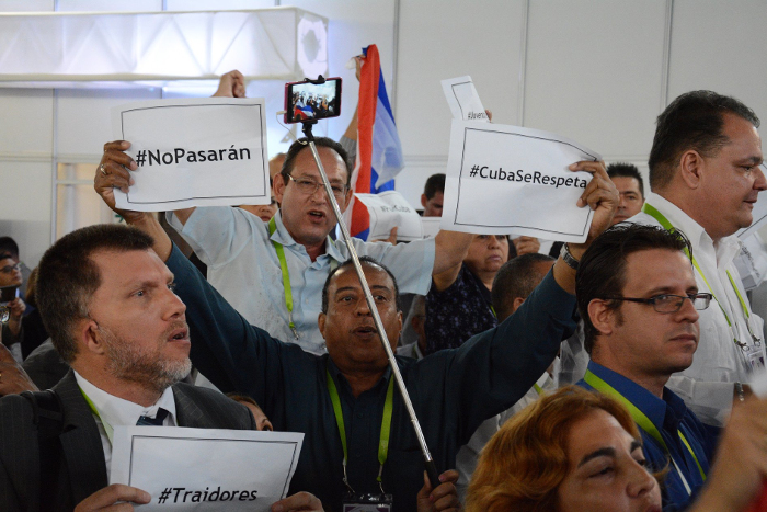 Representantes de la Delegación de la Sociedad Civil Cubana, exigen respeto, en el Diálogo entre Actores Sociales y Representantes de Alto Nivel de los Gobiernos de la VIII Cumbre de las Américas. Foto: Del autor