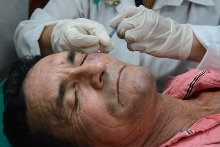 Ricardo Rodríguez Martínez, recibía la quinta dosis de manos de la Dra. Yanet Herrera, residente de primer año. 