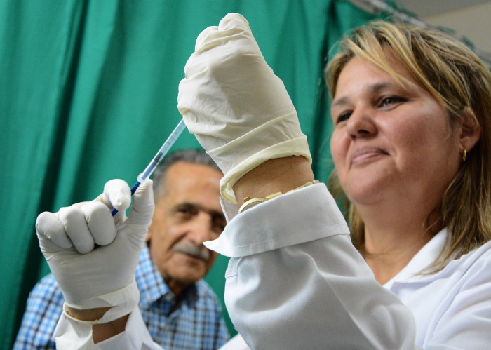 La Dra. Yoddali se disponía a aplicar el medicamento. 