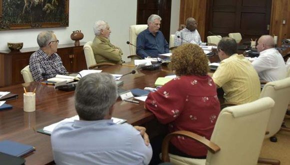 Examina Díaz-Canel programas fundamentales para el desarrollo de la nación