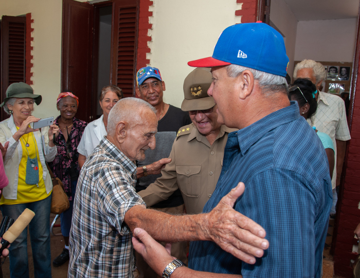 Espinosa Martín vive momentos emotivos en cada recorrido. Este jueves compartió con los agradecidos de la nueva Casa del Adulto Mayor del batey Jaronú.