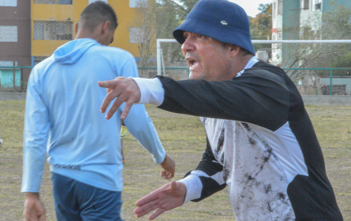Brizuela lamenta la ausencia de Dago Quesada, quien se ha perdido toda la fase final. Fotos: Leandro Pérez Pérez/ Adelante Omar Brizuela: “Tengo que improvisar en cada partido”