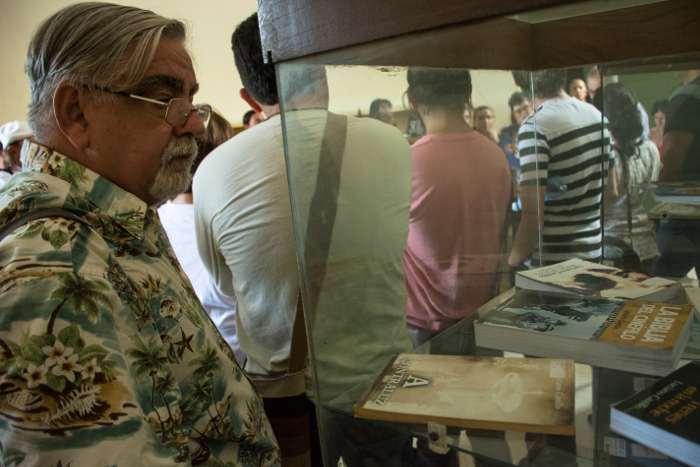 Luciano Castillo en la muestra bibliográfica con memorias publicadas del Taller, en la Biblioteca Provincial Julio Antonio Mella. Foto: Leandro Pérez Pérez /Adelante