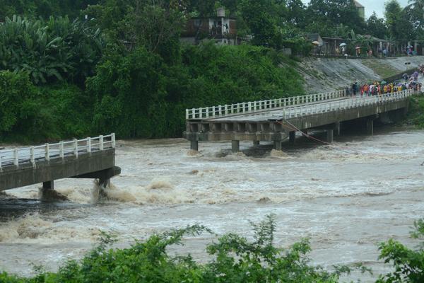 El puente sobre el río Zaza, que une a la capital provincial con el poblado de Zaza del Medio, colapsa como consecuencia del golpe de obstáculos arrastrados por las fuertes corrientes, derivadas de las intensas precipitaciones de los últimos días, en Sancti Spíritus.Foto: Oscar Alfonso Sosa/ACN Colapsa puente y persisten afectaciones por intensas lluvias (+ Video)