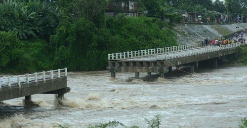 Colapsa puente y persisten afectaciones por intensas lluvias (+ Video)