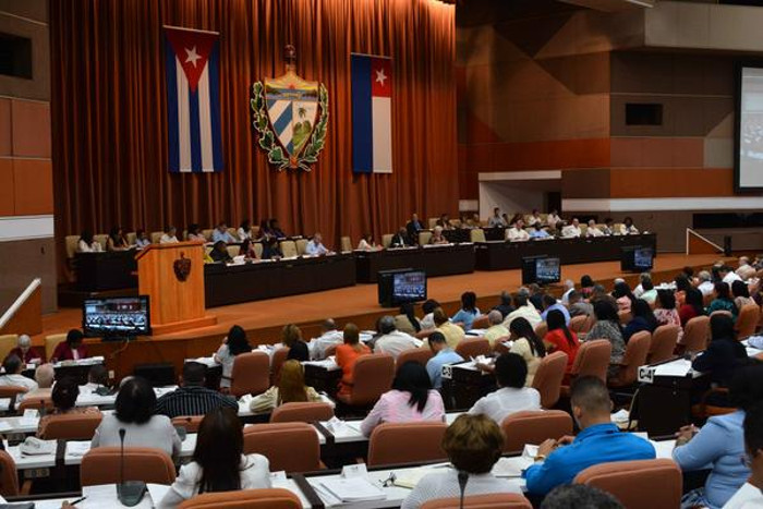 El General de Ejército Raúl Castro Ruz, Primer secretario del Comité Central del Partido Comunista de Cuba, y Miguel Díaz-Canel Bermúdez, Presidente de los Consejos de Estado y de Ministros , participan en la sesión extraordinaria de IX Legislatura de la Asamblea Nacional del Poder Popular, en el salón plenario del Palacio de Convenciones de La Habana. Foto: Marcelino Vázquez Hernández/ACN Encabezan Raúl y Díaz-Canel sesión extraordinaria del Parlamento