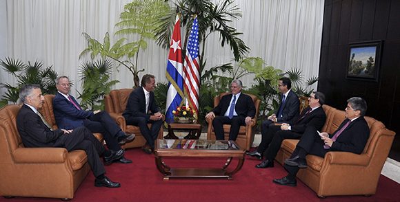 Senador republicano Jeff Flake afirma que viajar a Cuba es seguro