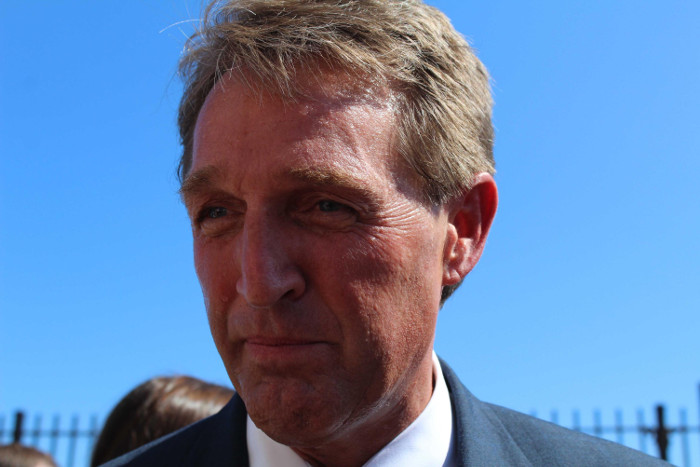 US Republican Senator Jeff Flake Confirms that It’s Safe to Travel to Cuba