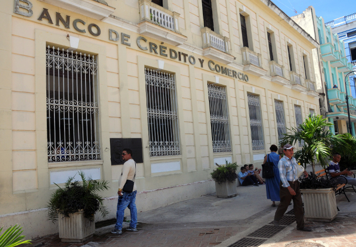 Banco cubano anuncia nuevo descuento por uso de tarjeta magnética