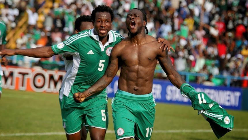Moses personifica el coraje de los equipos nigerianos. Foto: Tomada de sopitas.com